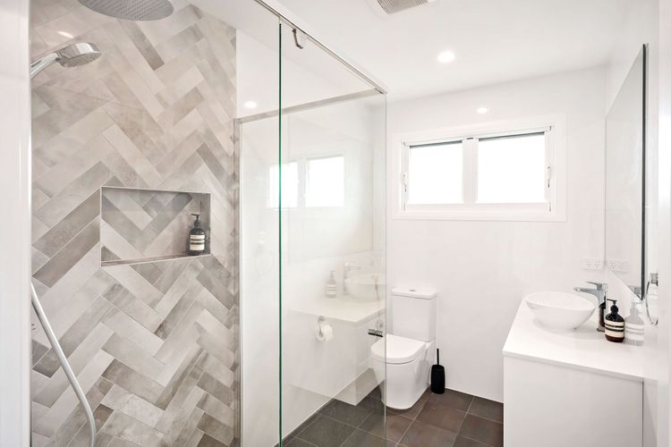 Modern bathroom with floor to ceiling tiles