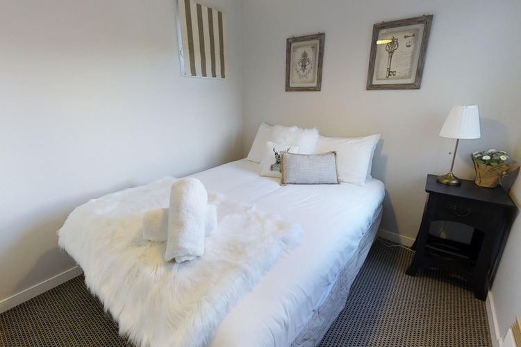 Lodge Chalet (Sleeps 6)