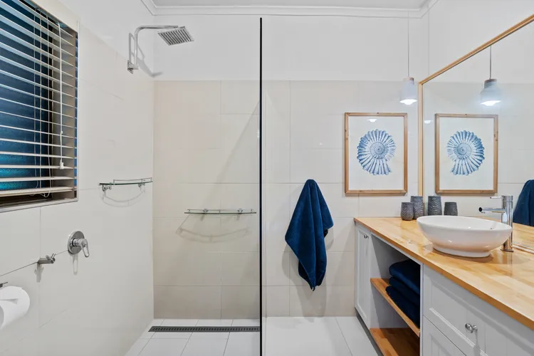 Ensuite bathroom (King bedroom)