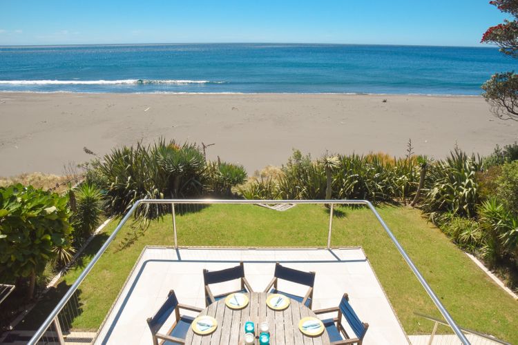 BEACHFRONT OAKURA