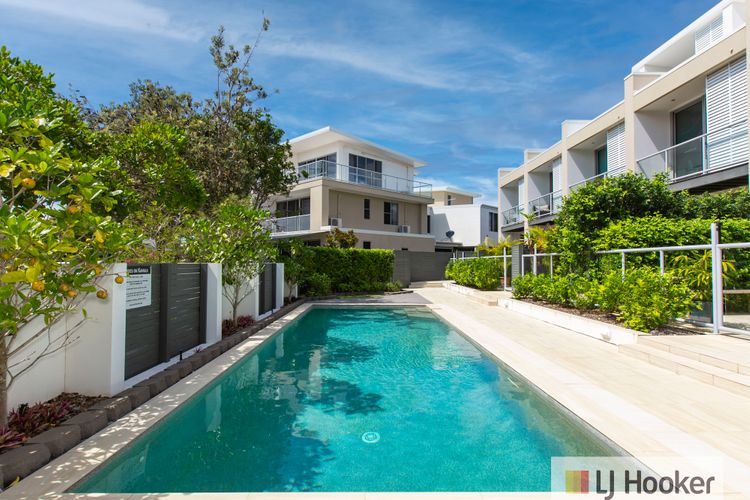 Beachside Haven Modern Townhouse with Pool