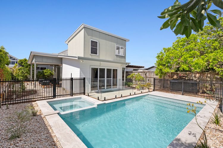 The Beachside Sanctuary -500m from Beach with Pool & Heated Spa