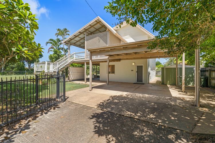 Classic Beach House on Surfside – Pet Friendly