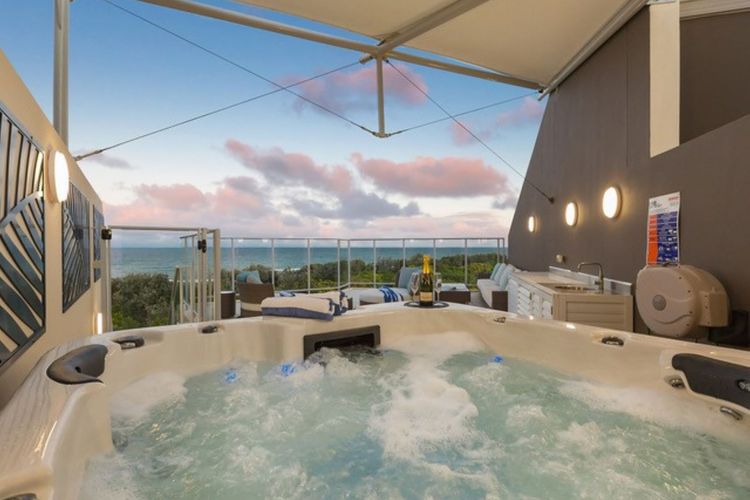 1322 Luxury Beachfront Penthouse with Rooftop Jacuzzi