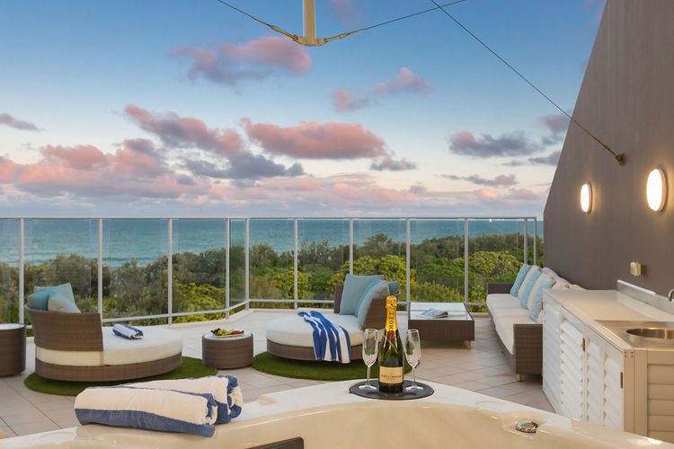 1322 Luxury Beachfront Penthouse with Rooftop Jacuzzi