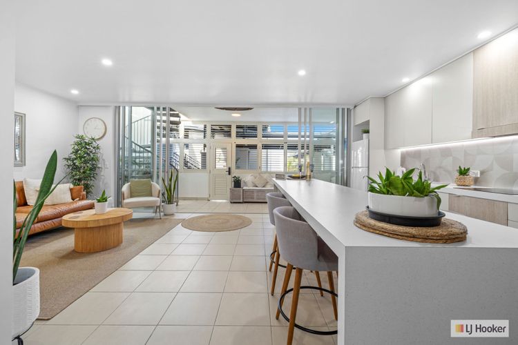 Luxe on the Beach – Coastal Elegance with Rooftop