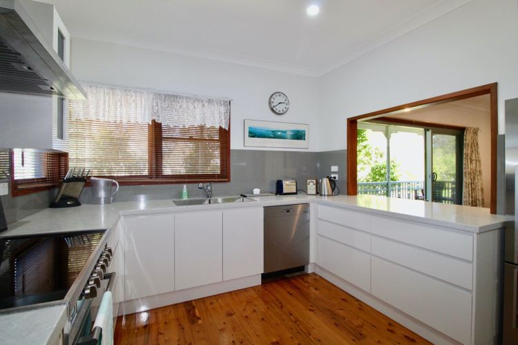 Burrill’s Cedar Cottage – Walking Distance to Water