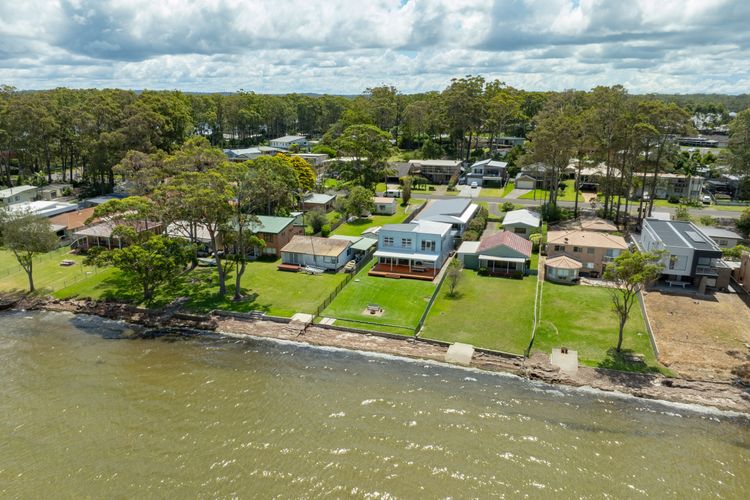 Tranquility Beach House – Absolute Waterfront
