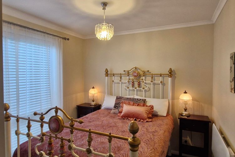 St Helenas – 5 Twynam Street