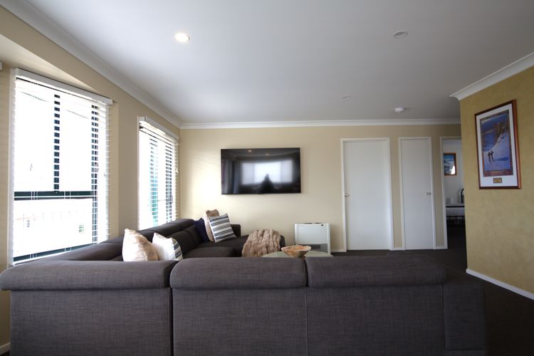 Chalet De Neige – 2/9 Jillamatong Street