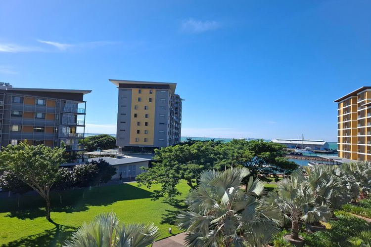 Luxurious Waterfront Living in the Heart of Darwin – Stunning 2-Bedroom Apartment
