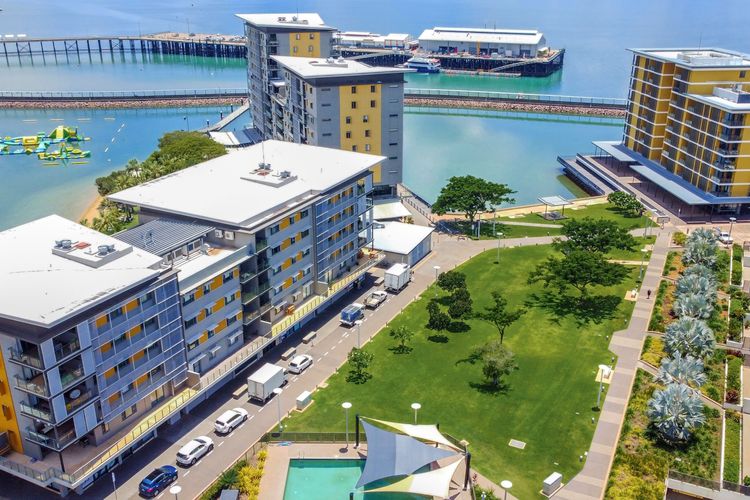 Luxurious Waterfront Living in the Heart of Darwin – Stunning 2-Bedroom Apartment