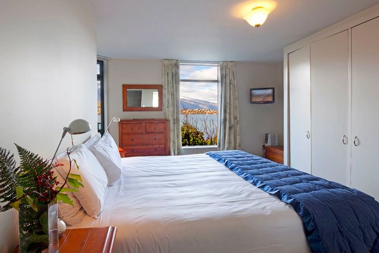 2 Bedroom Lakeview Apartment
