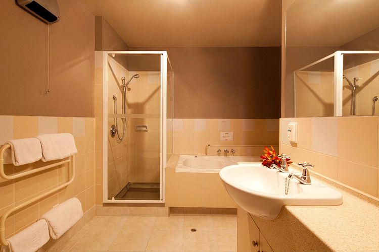 2 Bedroom Lakeview Apartment