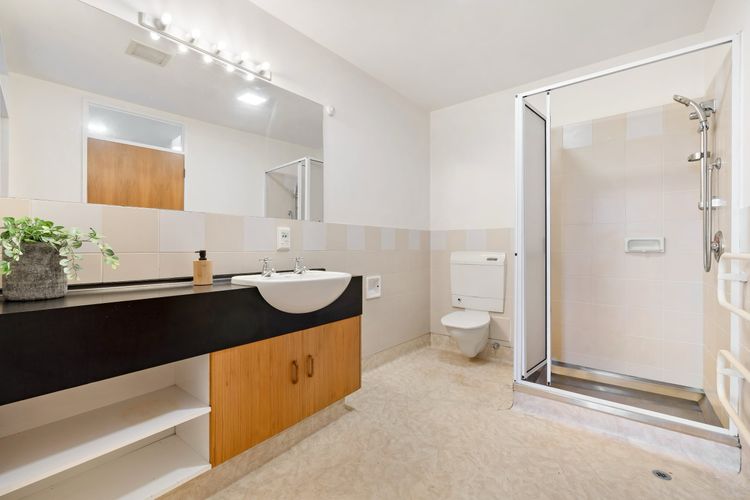2 Bedroom Lakeview Apartment