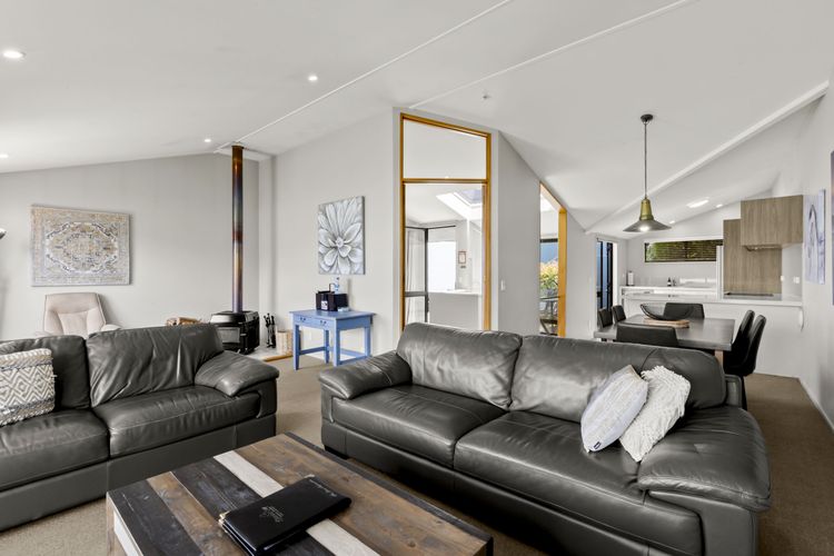 2 Bedroom Lakeview Apartment