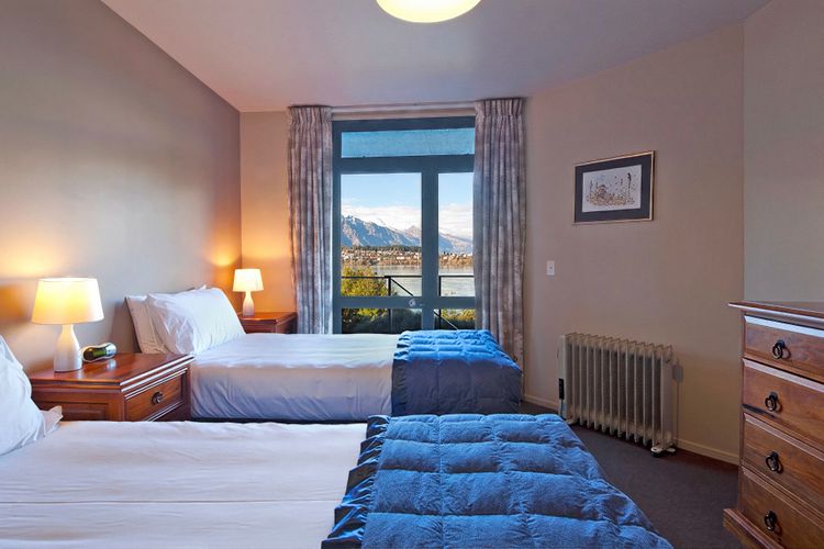 2 Bedroom Lakeview Apartment