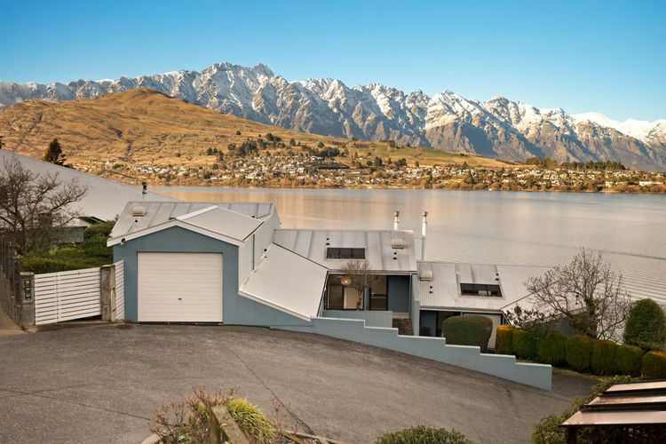 3 Bedroom Lakeview Apartment