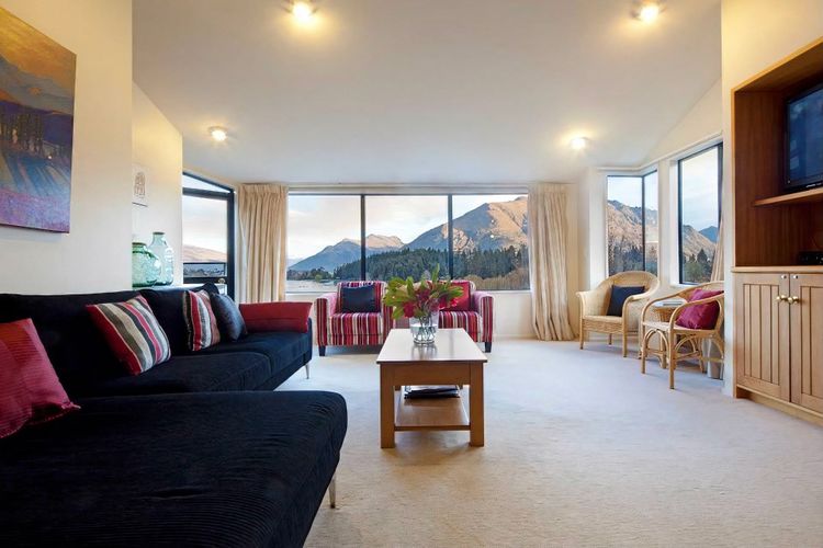 3 Bedroom Lakeview Apartment