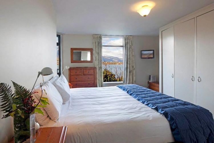 3 Bedroom Lakeview Apartment