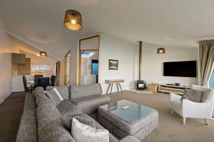 1 Bedroom Lakeview Apartment
