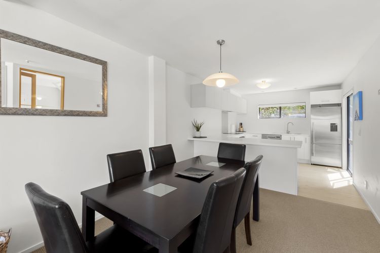 1 Bedroom Lakeview Apartment