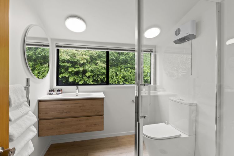 1 Bedroom Lakeview Apartment