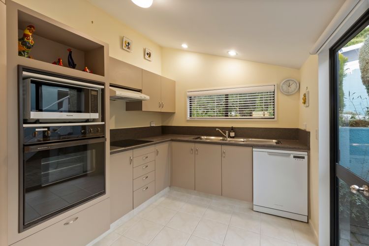 1 Bedroom Lakeview Apartment