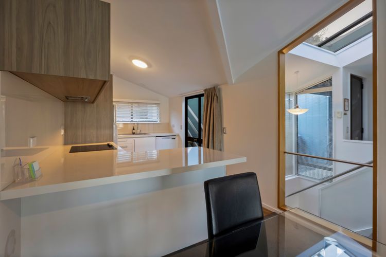 1 Bedroom Lakeview Apartment