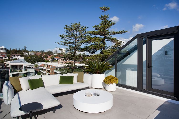  Large entertaining rooftop terrace