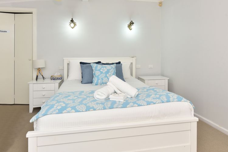Bedroom with queen size bed, aircon and flat screen TV!