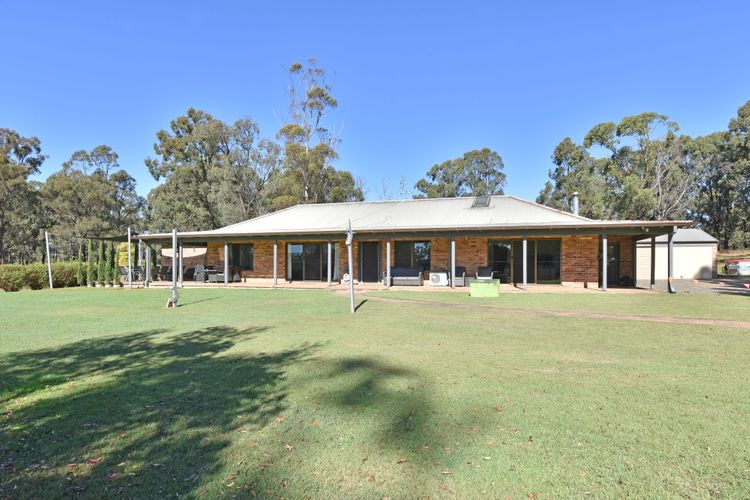 Country style homestead close to Vineyards with Amazing Views