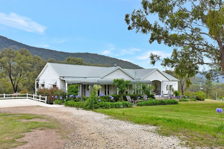 The Cottage with Mountain Views
