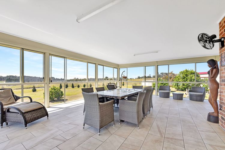 Noble Willow Homestead Lovedale. Super Spacious, with views and pool