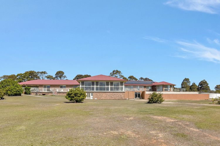 Noble Willow Homestead Lovedale. Super Spacious, with views and pool