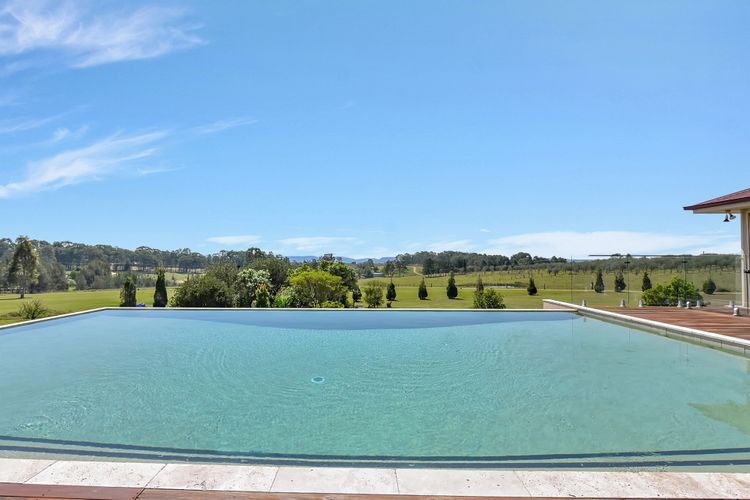 Noble Willow Homestead Lovedale. Super Spacious, with views and pool