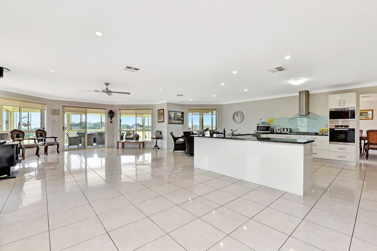 Noble Willow Homestead Lovedale. Super Spacious, with views and pool