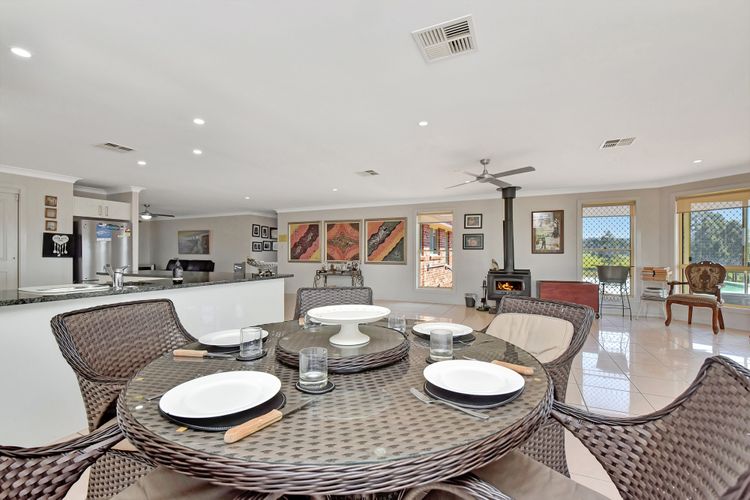 Noble Willow Homestead Lovedale. Super Spacious, with views and pool