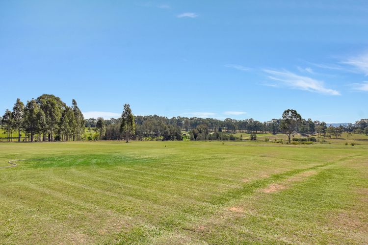 Noble Willow Homestead Lovedale. Super Spacious, with views and pool