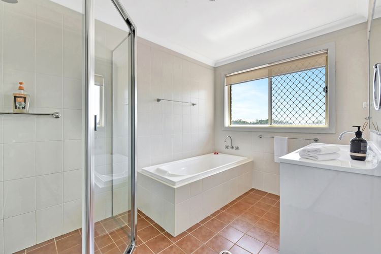 Noble Willow Homestead Lovedale. Super Spacious, with views and pool