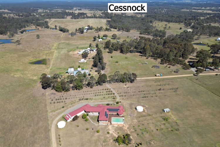 Noble Willow Homestead Lovedale. Super Spacious, with views and pool