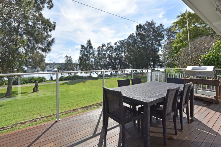 Lake and Water views, Bbq and outdoor dining 6 Seats