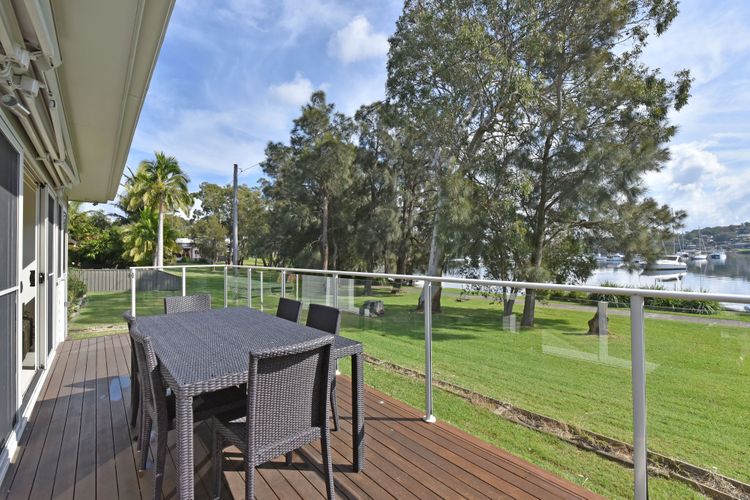 Lake views, Lake access on water edge. Outdoor dining 6 seats