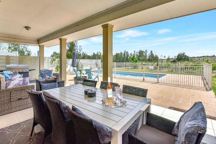 Silver Springs Estate 4br house + 6br house with Wifi, Pool. Fireplace, Views, Olives and Space