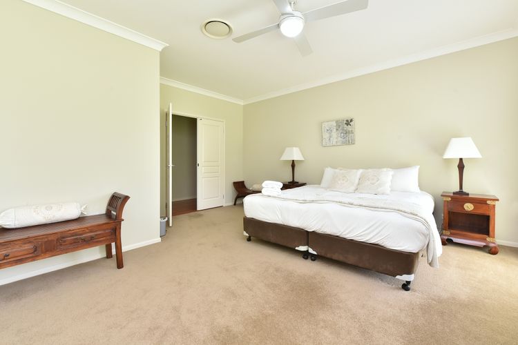 Silver Springs Estate 4br house + 6br house with Wifi, Pool. Fireplace, Views, Olives and Space