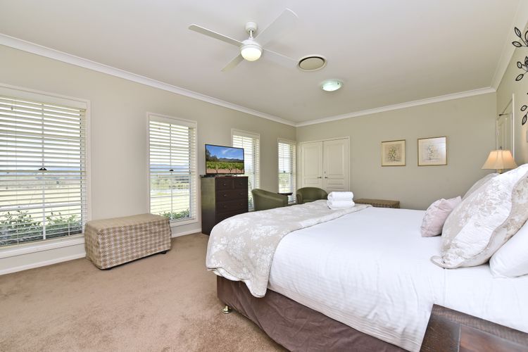 Silver Springs Estate 4br house + 6br house with Wifi, Pool. Fireplace, Views, Olives and Space