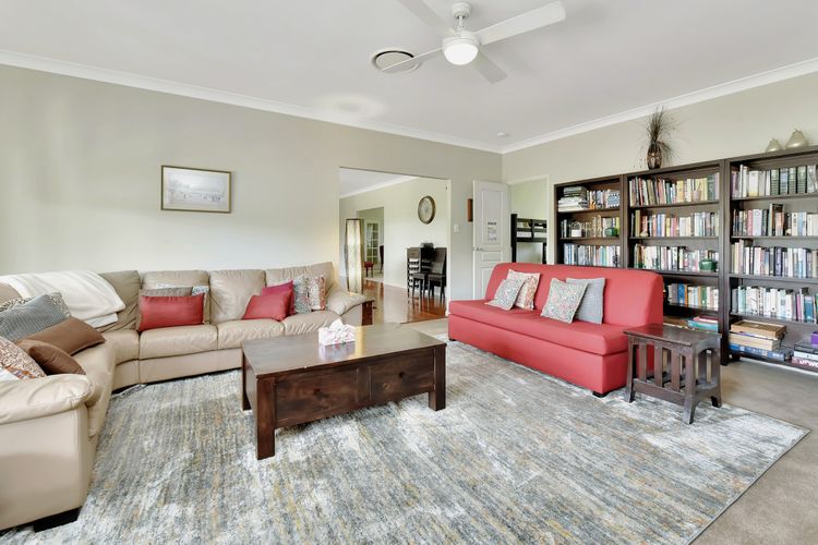 Silver Springs Estate 4br house + 6br house with Wifi, Pool. Fireplace, Views, Olives and Space