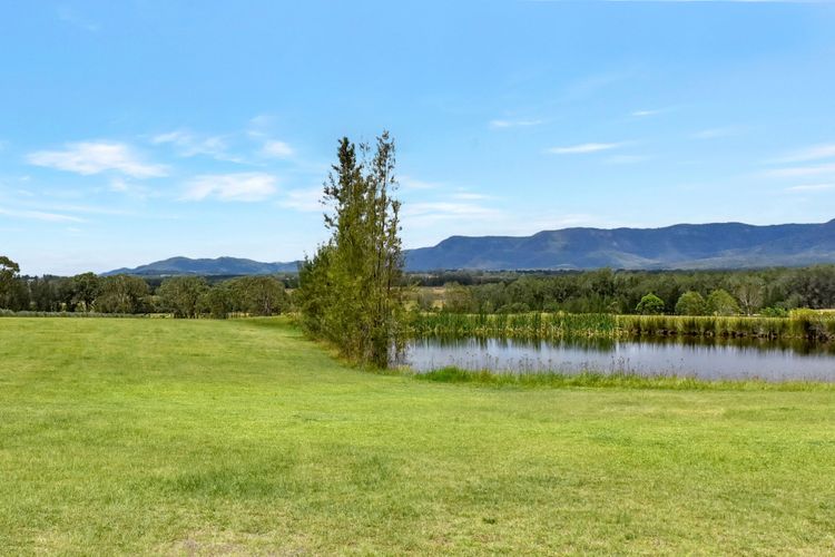 Silver Springs Estate 4br house + 6br house with Wifi, Pool. Fireplace, Views, Olives and Space