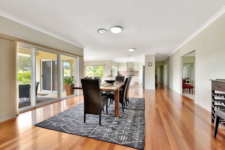 Silver Springs Estate 4br house + 6br house with Wifi, Pool. Fireplace, Views, Olives and Space