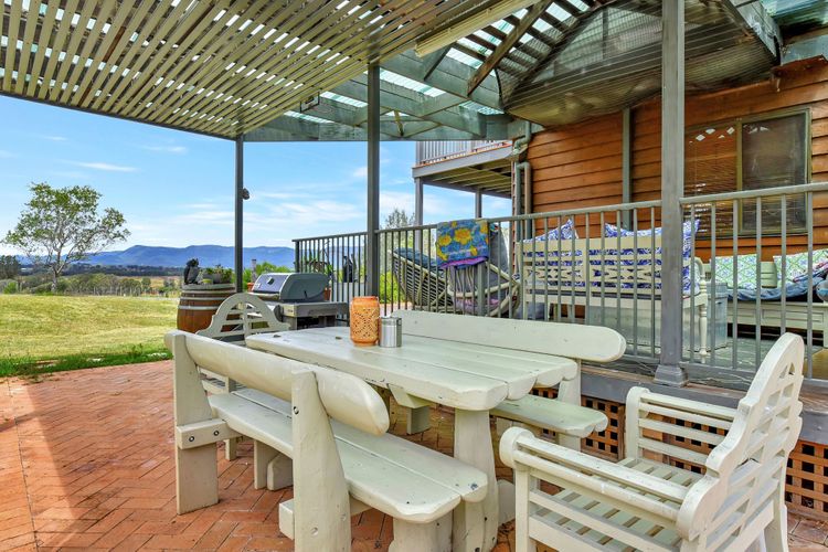 Silver Springs Estate 4br house + 6br house with Wifi, Pool. Fireplace, Views, Olives and Space